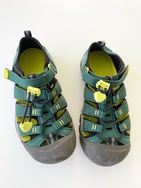 KEEN Kids' Newport H2 Sandal in Aventurine/Evening Primrose size 4 Lime & Green